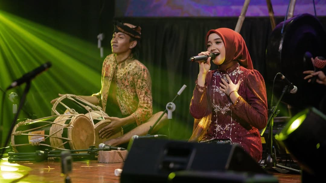 Musisi tampil di atas panggung